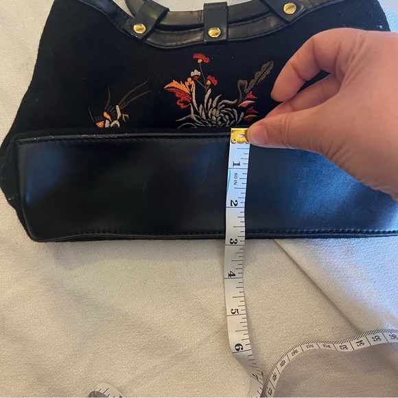 Beautiful black floral embroidered hand bag. Round handles - Picture 11 of 12